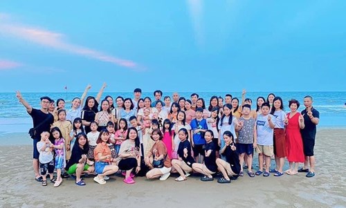 Trường mầm non Long Biên A phối hợp với Công đoàn trường tổ chức cho CBGVNV thăm quan nghỉ mát tại biển Hải Tiển - Thanh Hoá