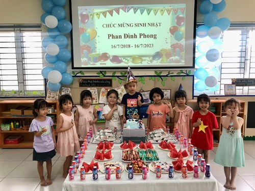 Các bé lớp MGL A2 chúc mừng sinh nhật bạn Đình Phong