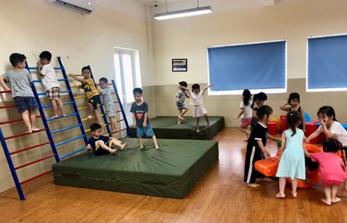 Các bé lớp MGL A2 tham gia hoạt động vui chơi tại phòng thể chất