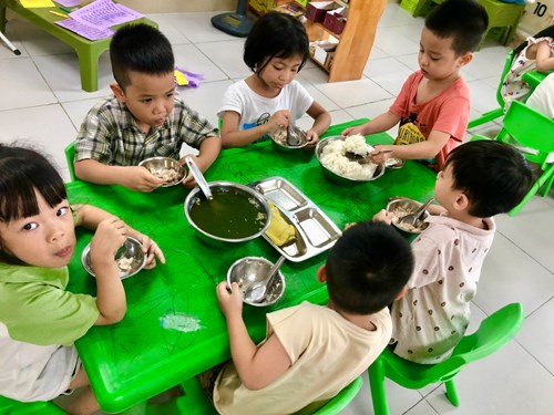 Một số hình ảnh trong Hoạt động giờ ăn của các bé lớp MGL A2