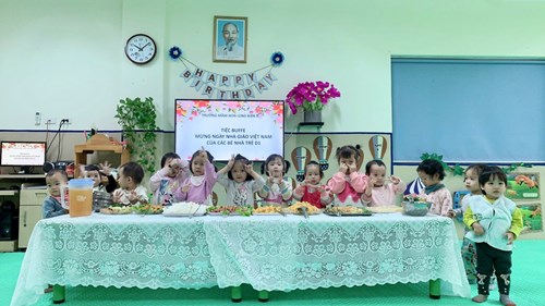 Các bé lớp Nhà Trẻ D1 hào hứng tham gia tiệc buffet chào mừng ngày Nhà Giáo Việt Nam