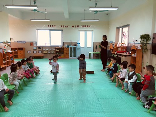 Giờ học PTVĐ   Ném xa bằng một tay  của các bé lớp Nhà Trẻ D1