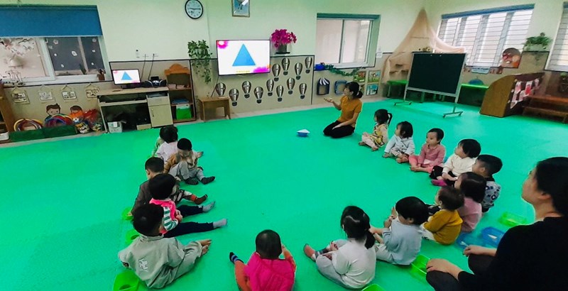Giờ học của các bé lớp Nhà Trẻ D1: NPPB: Hình tam giác