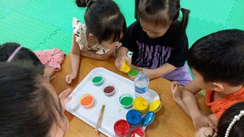 Các bạn nhỏ lớp MGN B2 khám phá sự kỳ diệu của màu sắc
