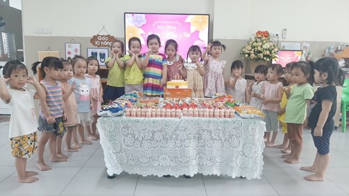Các bé lớp MGB C2 vui mừng, hào hứng tham gia các hoạt động chào mừng ngày Phụ nữ Việt Nam 20/10