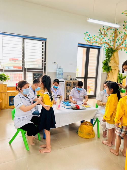 Trường MN Nắng Mai tổ chức khám sức khỏe lần 2 cho trẻ.