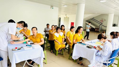 Công đoàn trường MN Nắng Mai phối hợp với chính quyền tổ chức khám sức khỏe định kỳ cho CBGVVN nhà trường.