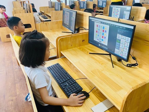 Hoạt động của học sinh trường MN Nắng Mai tại phòng máy tính