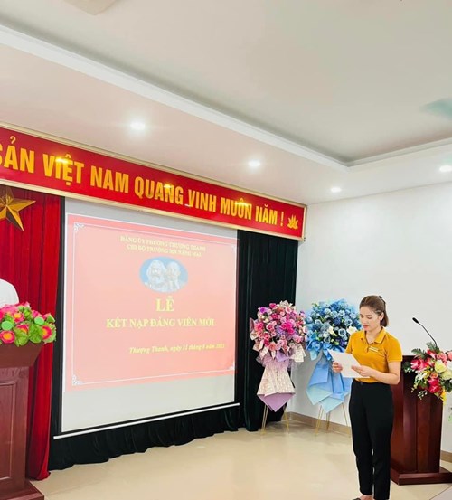 Chi bộ trường MN Nắng Mai tổ chức lễ kết nạp đảng viên mới  cho đồng chí Phạm Thị Nhung.