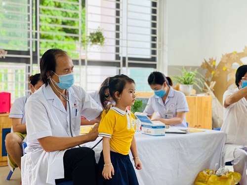 Các bé lớp MGB C2 được các bác sĩ, y tế phường Thượng Thanh về  khám sức khỏe tại lớp học