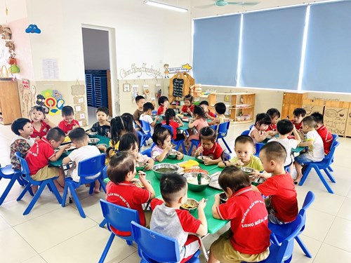 Hoạt động giờ ăn của các bé lớp MGB C1
