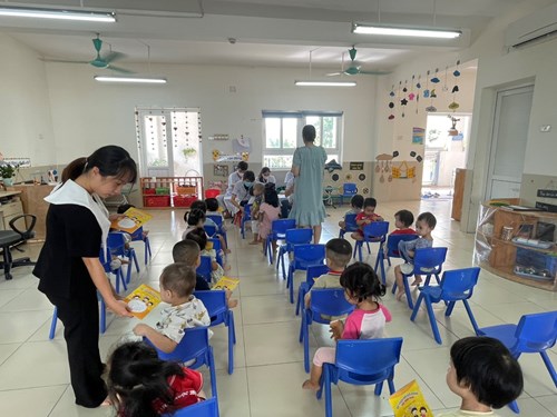 Trường Mầm non Ngọc Thụy tổ chức khám sức khỏe định kỳ lần 1 cho trẻ - Năm học 2023 - 2024