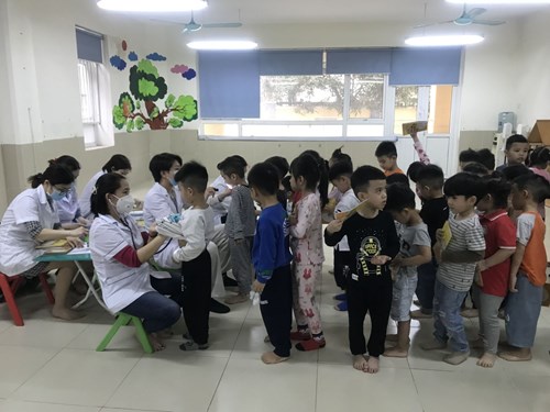 Trường Mầm non Ngọc Thụy tổ chức khám sức khỏe định kỳ lần 2 cho trẻ - Năm học 2022 - 2023