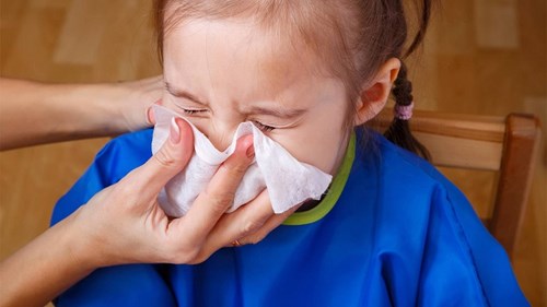 Cha mẹ nên xử trí thế nào khi trẻ bị chảy mũi?