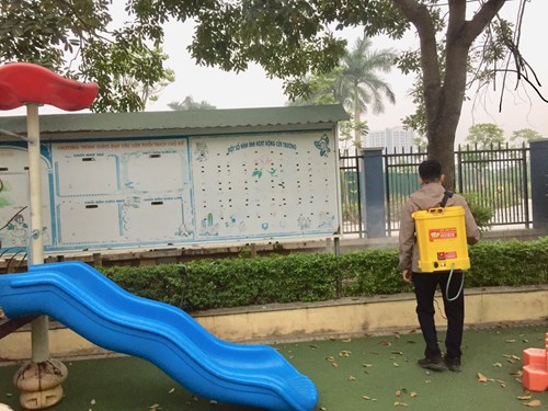 Trường MN Ngọc Thụy tổ chức phun thuốc diệt muỗi phòng chống dịch bệnh sốt xuất huyết