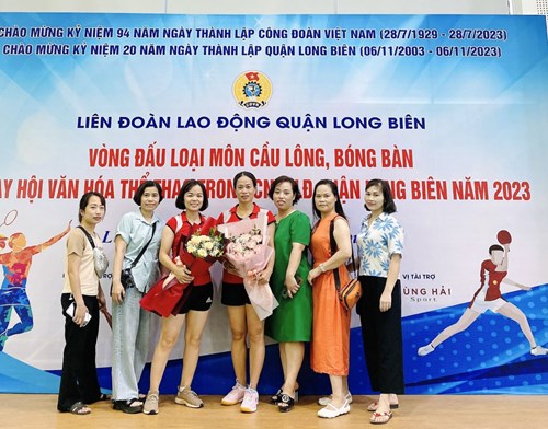 Đoàn viên Công đoàn trường Mầm non Ngọc Thụy tham gia thi đấu vòng loại giải Cầu lông do Liên đoàn Lao động quận Long Biên tổ chức
