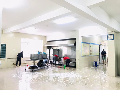 Trường MN Ngọc Thụy tăng cường rèn luyện thói quen vệ sinh cá nhân, tổng dọn vệ sinh phòng chống dịch bệnh giao mùa 