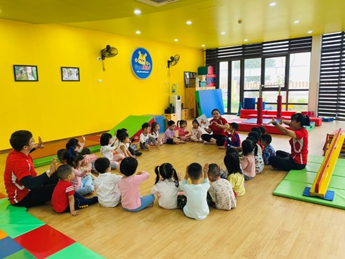 Luyện tập Gym rèn luyện sức khỏe cùng các bé lớp MG Bé - Rabbit 1