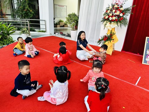 Hoạt động chào mừng ngày Nhà giáo Việt Nam 20/11 - Lớp MGB C1