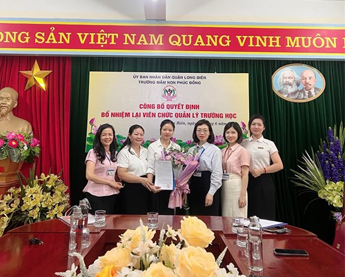 Đ/c Hồ Thị Thu – Trường MN Phúc Đồng nhận Quyết định bổ nhiệm lại viên chức quản lý trường học với chức danh Phó Hiệu trưởng.
