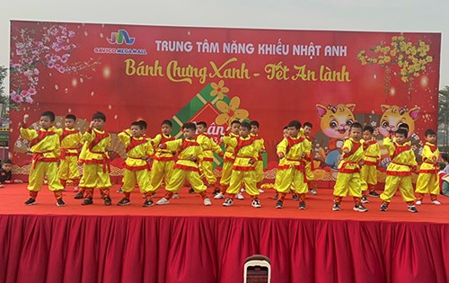 Các bé trường MN Phúc Đồng “bội thu” trong chương trình Ngày hội “ Bánh Chưng xanh – Tết an lành” năm học 2022-2023.