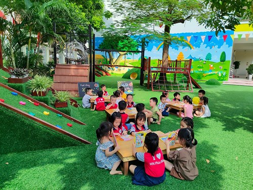 Các bé trường MN Phúc Đồng háo hức làm đèn lồng – trang trí mặt nạ chờ đón chị Hằng trong dịp Tết Trung thu 2023.