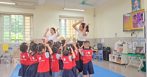 Cô Kim Tuyết và cá bé lớp C3 tham gia hội thi “Giáo viên dạy giỏi cấp trường” với đề tài kể chuyện “Thức dậy đi nào”.
