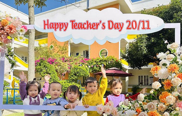 Chào mừng ngày Nhà giáo Việt Nam - Cùng các bé lớp Nhà trẻ D1làm thiệp chúc mừng các cô bác trong trường nhé!