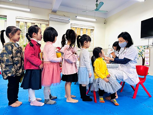 Trường mầm non phúc đồng phối hợp với trạm y tế phường phúc đồng tổ chức khám sức khỏe lần hai - năm học 2022 -2023 cho các bé học sinh trong nhà trường