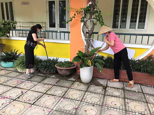Trường MN Phúc Đồng tiếp tục duy trì công tác vệ sinh môi trường, chung tay cùng phường Phúc Đồng phòng chống dịch bệnh sốt xuất huyết. 