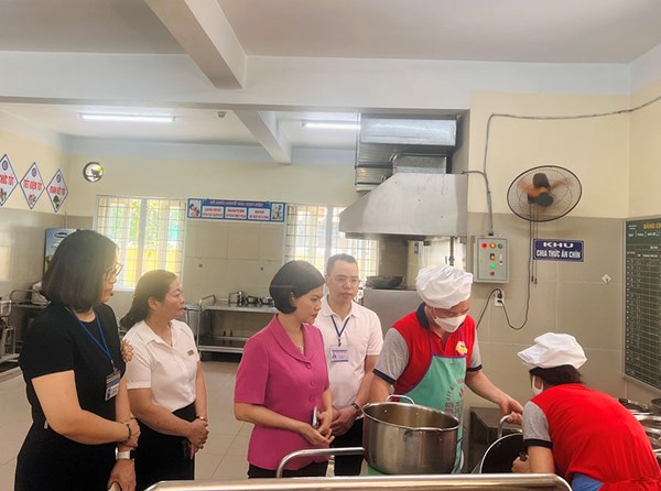 Trường mầm non Phúc Đồng đón Ban chỉ đạo “An toàn thực phẩm” về kiểm tra bếp ăn tập thể và công tác tổ chức ăn bán trú tại trường.
