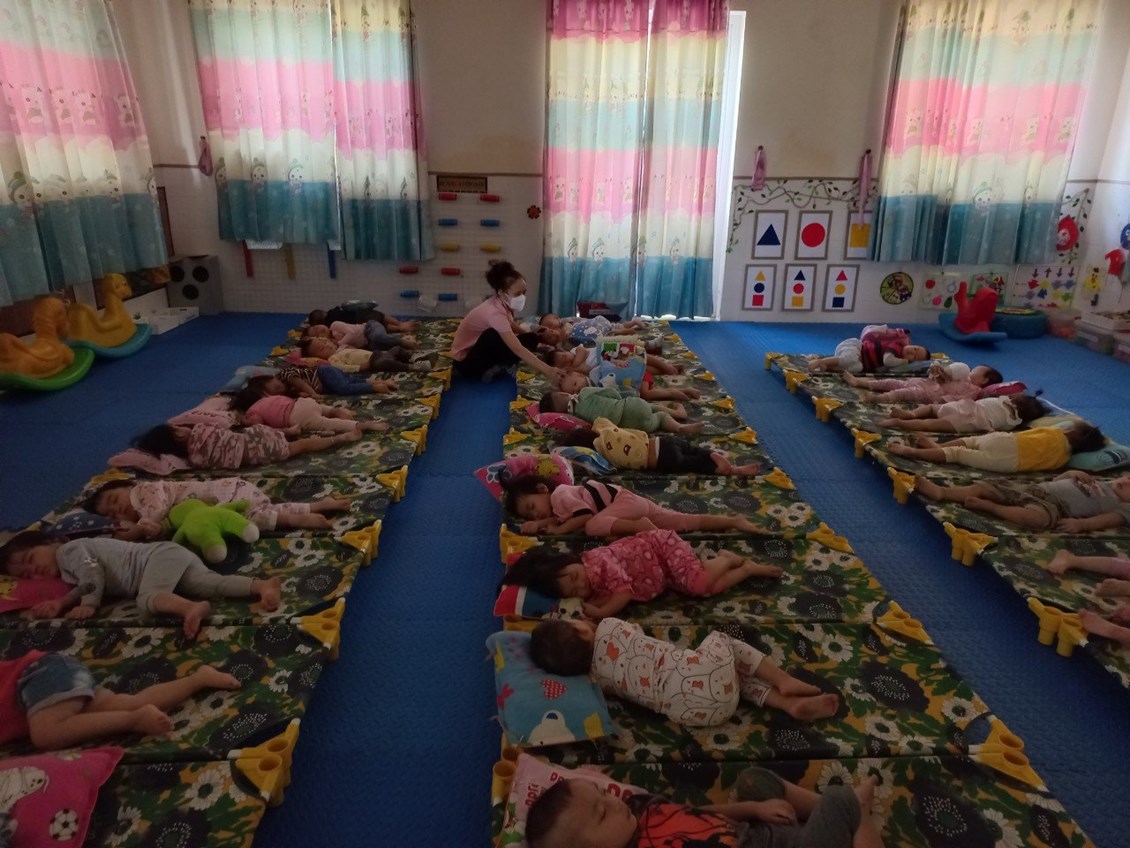 Tổ chức giấc ngủ trưa cho trẻ 24- 36 tháng tuổi  lớp nhà trẻ D2.Trường mầm non phúc lợi