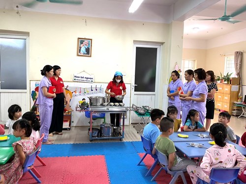 Tổ chức kiến tập hoạt động tổ chức giờ ăn cho trẻ - Lớp Mẫu giáo lớn A1 
