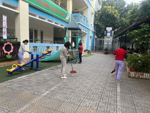 Trường mầm non Sơn Ca thực hiện công tác tổng vệ sinh cuối tuần