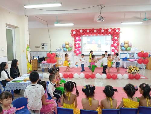 Hoạt động âm nhạc: Biểu diễn văn nghệ chào mừng ngày nhà giáo Việt Nam 20-11