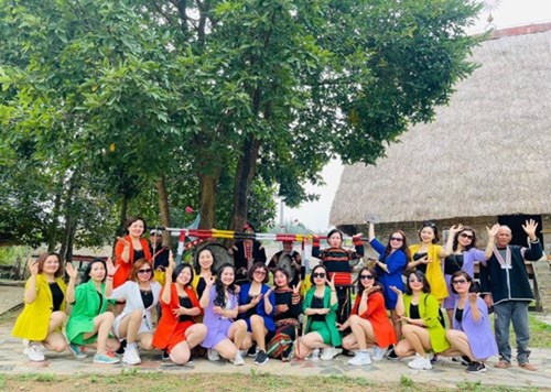 Công đoàn trường mầm non Sơn Ca tổ chức cho CBGVNV  tham quan làng văn hóa 54 dân tộc.