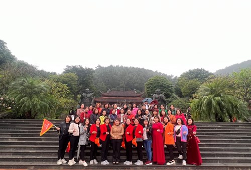 Trường mầm non Sơn Ca tổ chức du xuân, đi lễ đầu năm tại chùa Địa Tạng Phi Lai và Chùa Tam Chúc.