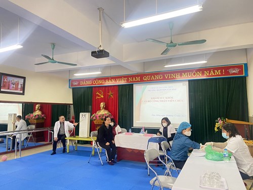 Trường mầm non Tân Mai tổ chức khám sức khỏe định kỳ cho cán bộ, giáo viên, nhân viên trong nhà trường.