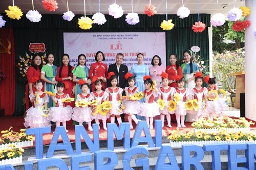       Trường Mầm Non Tân Mai long trọng tổ chức kỷ niệm 41 năm Ngày Nhà giáo Việt Nam, tuyên dương khen thưởng các tấm gương điển hình tiên tiến, nhà giáo mẫu mực năm học 2023