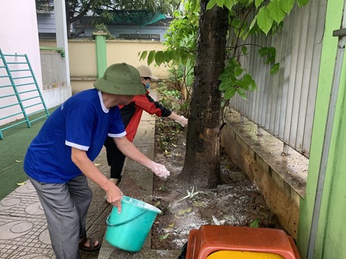 Trường MN Tân Mai tổ chức chiến dịch tổng vệ sinh môi trường, diệt bọ gậy phòng, chống dịch sốt xuất huyết.