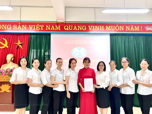 Chi bộ trường mầm non Tân Mai  tổ chức kết nạp Đảng cho quần chúng ưu tú Nguyễn Thị Bích Thủy - Giáo viên trường mầm non Tân Mai. 