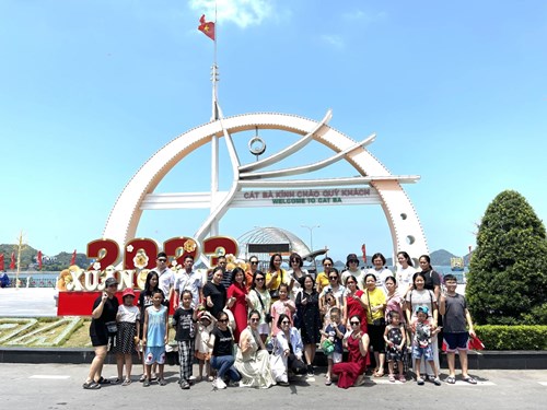 Trường mầm non Tân Mai  phối hợp với công đoàn tổ chức cho CBGVNV đi nghỉ mát tại Cát Bà tổ chức lễ kỷ niệm 5 năm ngày thành lập trường.