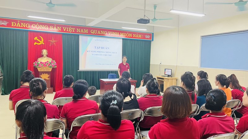 Trường MN Tân Mai tổ chức tập huấn phòng chống dịch bệnh 