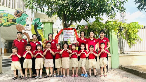 Công Đoàn Trường mầm non Tân Mai gắn biển công trình chào mừng 20 năm thành lập Quận Long Biên