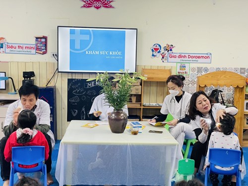 Các bé lớp MGN B1 tham gia khám sức khỏe định kỳ lần 2 năm học 2022- 2023