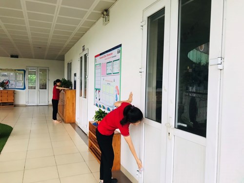 Tổng vệ sinh cuối tuần của trường mầm non Tân Mai