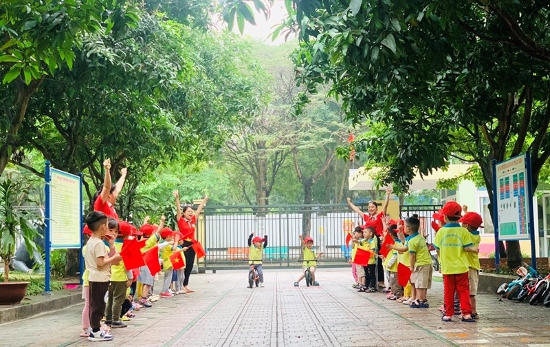“Ngôi trường xanh- gieo nụ cười - toả hạnh phúc “ khối MGB tổ chức liên hoan “ Chúng cháu vui khỏe”!
