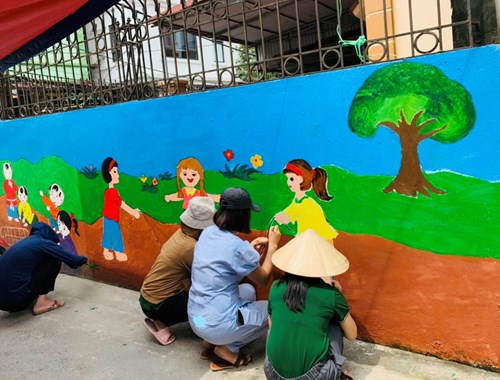 Đoàn thanh niên trường mầm non Thạch Bàn tham gia vẽ tranh bích hoạ tại tổ dân phố 
