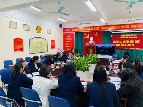 Cán bộ đảng viên chi bộ trường mầm non Thạch Cầu tham gia học tập Nghị quyết trung ướng 6 khóa XIII