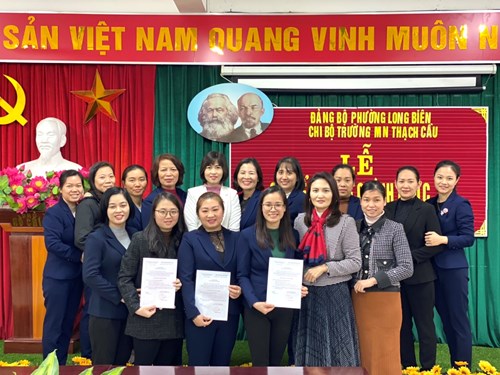 Chi bộ trường mầm non Thạch Cầu tổ chức lễ trao quyết định công nhận đảng viên chính thức cho 3 đồng chí đảng viên .